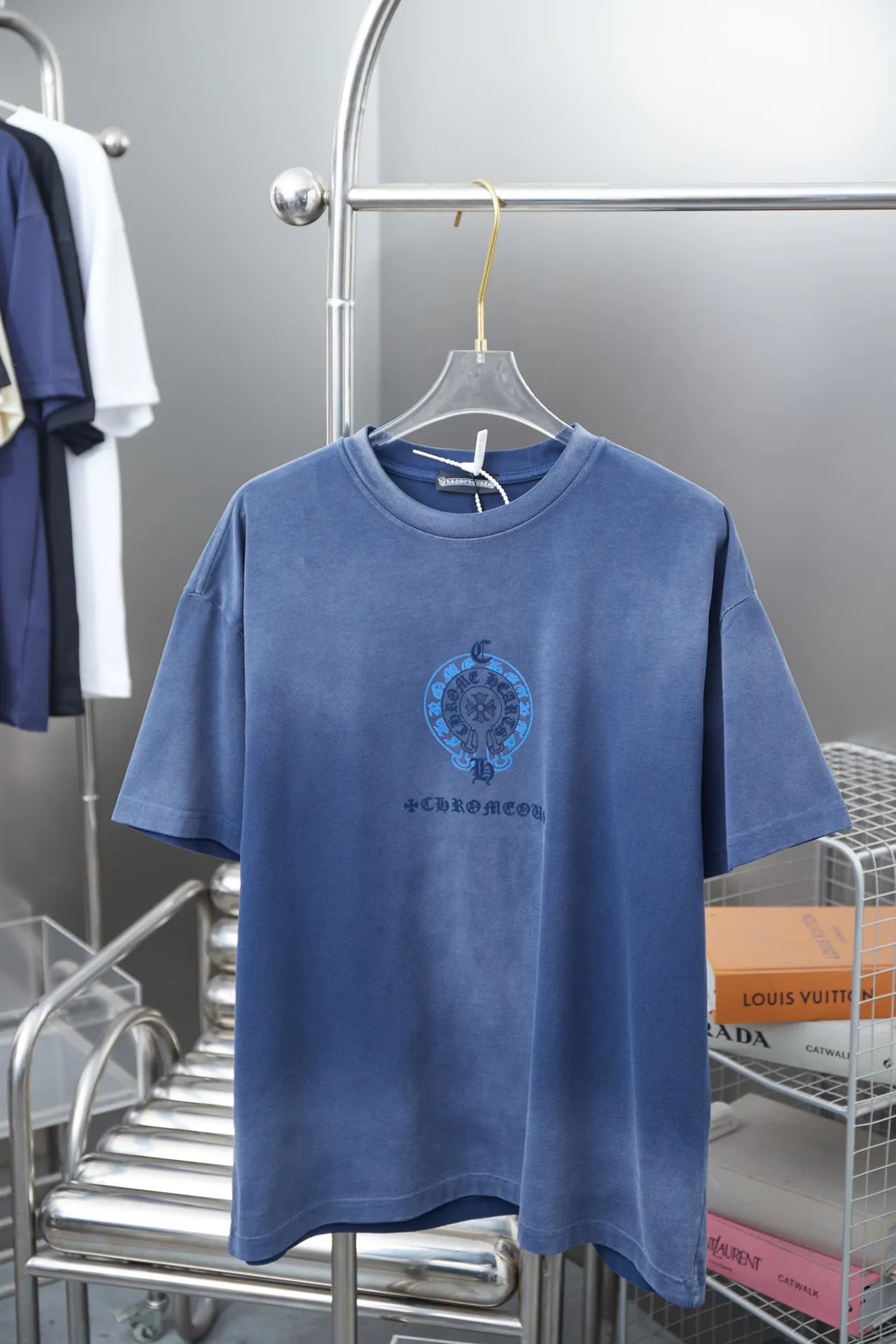 🅿️220 Chrome Hearte 25SS early spring new style Chrome Hearte flocked contrasting letter logo printed short sleeves Light luxury essential item for daily commuting for men and women Correct version Welcome to compare Detailed features · 280g 100% pure cotton double yarn jersey fabric · Custom dyed in the same cylinder, special thickened 32 count double-ply 1X1 thread · Hand-painted printing ➕ flocked letter printing process. Ready-to-wear dyeing Then do the faded fried snowflake process, then wash it to make it look old. Common washing improves the effect · Double-needle stitching across seams · Original main mark, washed tag, branded moisture-proof paper packaging Color: black/blue/khaki/green Size: S/M/L/XL